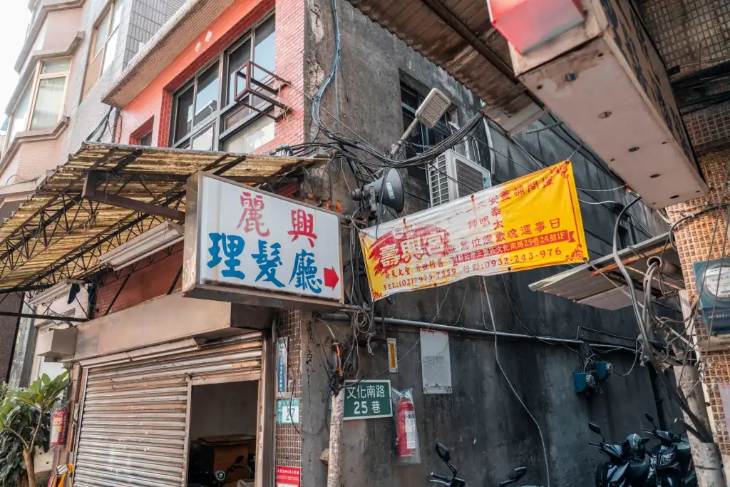 2024深圳别墅设计趋势：现代轻奢风格与功能动线规划方案