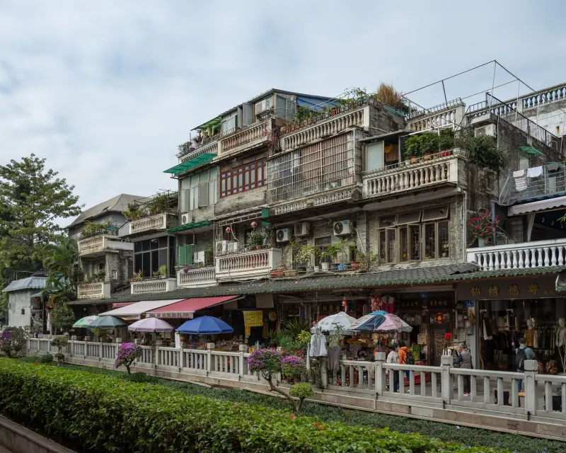 商业空间装修材料对比：石材、瓷砖与木饰面在店面设计中的选型指南