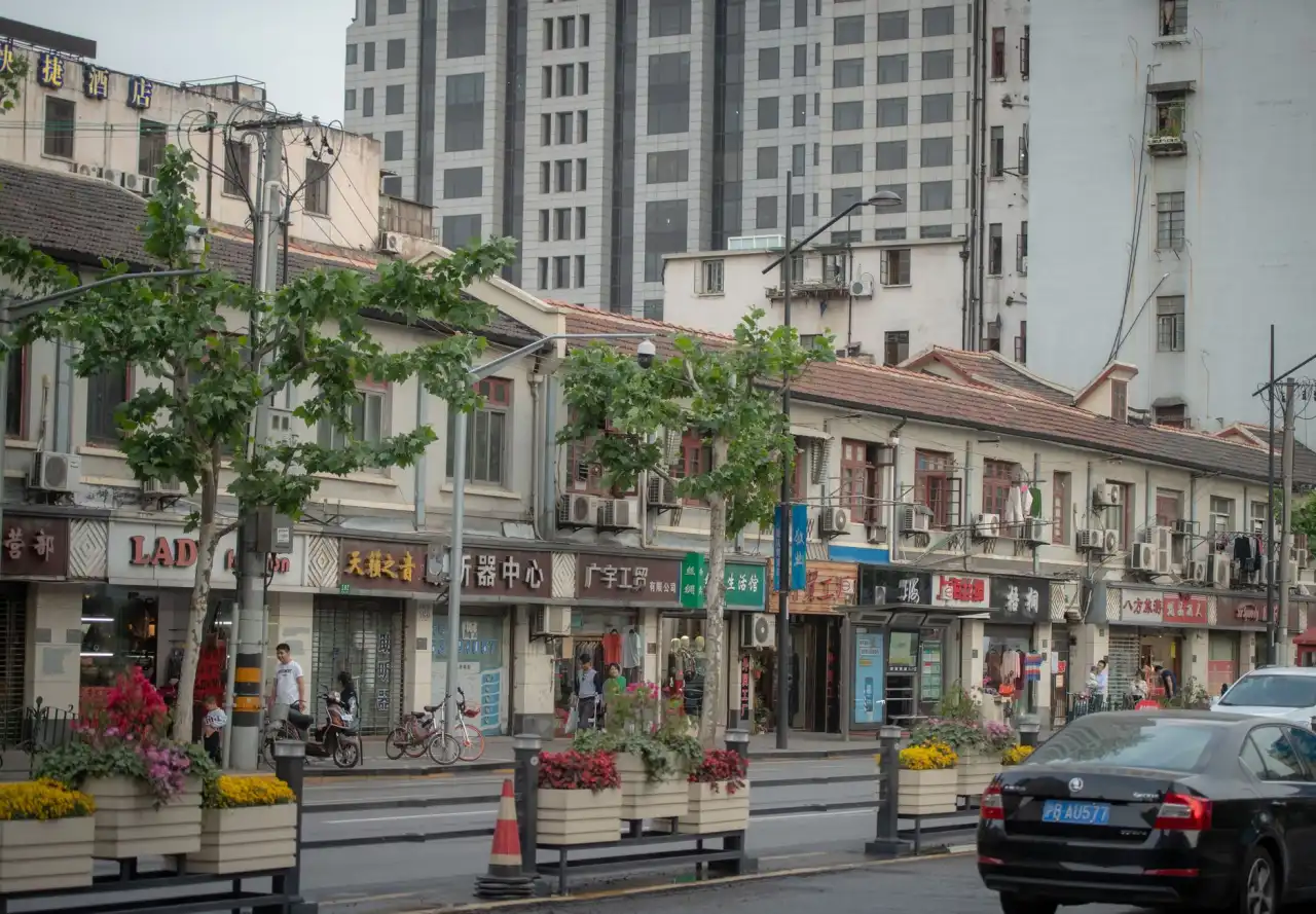 深圳商业空间设计中的动线与照明协同要点解析