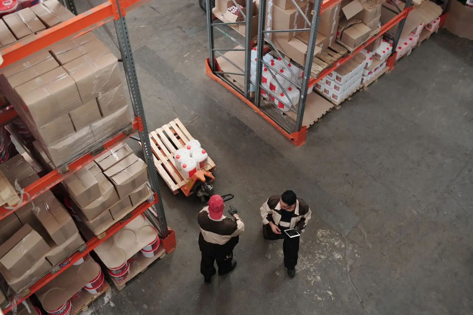 商业空间装修材料对比：石材、瓷砖与木饰面在店面设计中的选型指南
