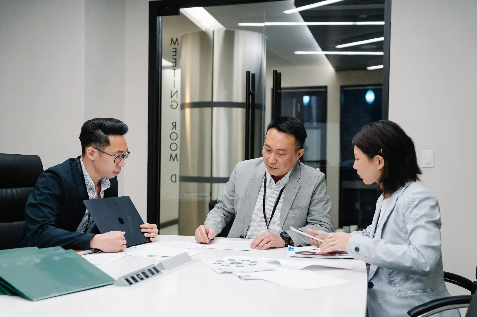 深圳商业空间设计公司分享：办公与零售场景的室内外装修要点解析