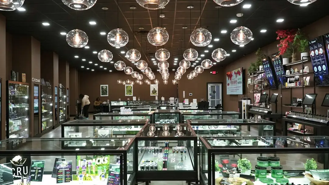 深圳商业空间设计中的动线与照明协同要点解析